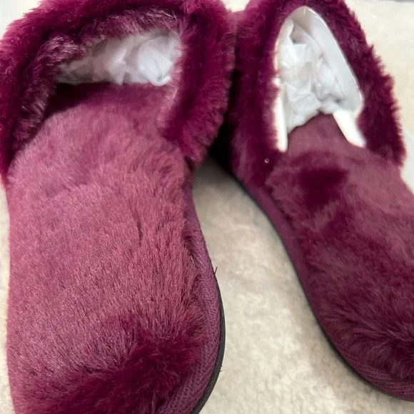 SOLD NWT Victoria Secret PINK slippers - Picture 2 of 3